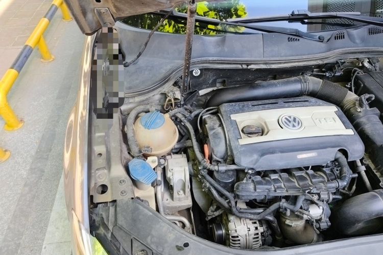 Used Volkswagen Magotan 2013 1.8TSI Luxury Model Engine Bay Right