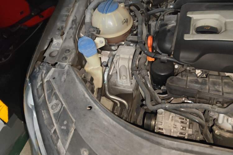Used Volkswagen Magotan 2013 2.0 TSI Ultimate Model Engine Bay Right