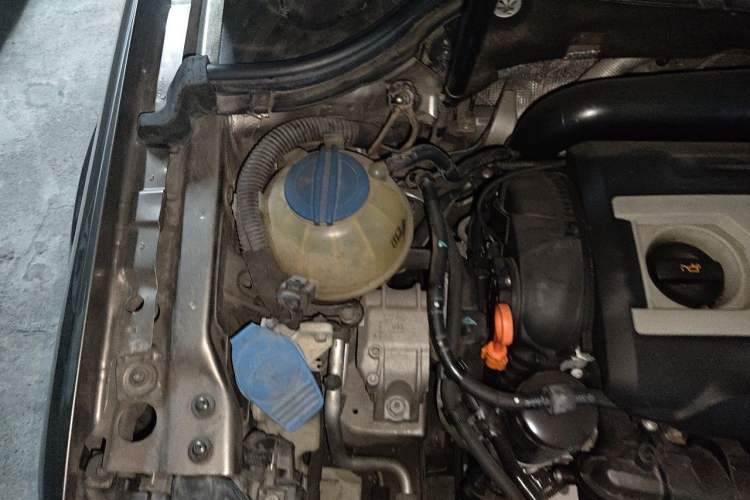 Used Volkswagen Magotan 2013 2.0 TSI Prestige Model Engine Bay Right