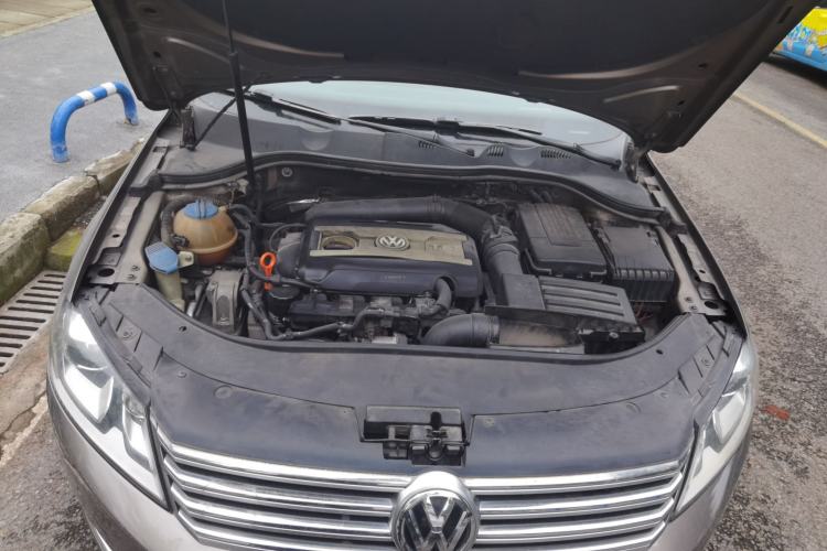 Used Volkswagen Magotan 2013 2.0 TSI Prestige Model Engine Bay