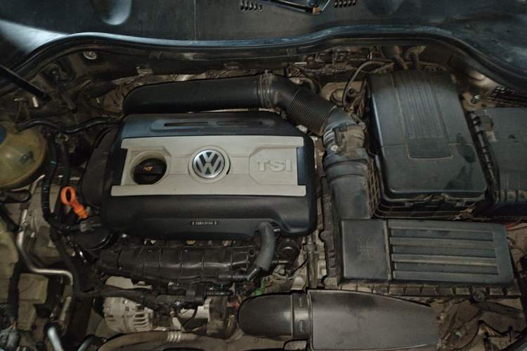 Used Volkswagen Magotan 2013 2.0 TSI Prestige Model Engine Bay