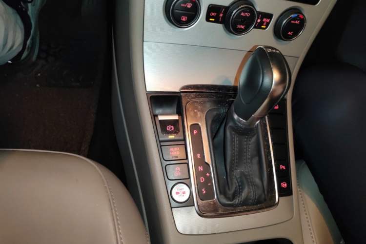 Used Volkswagen Magotan 2013 1.8TSI Prestige Model Gear Lever
