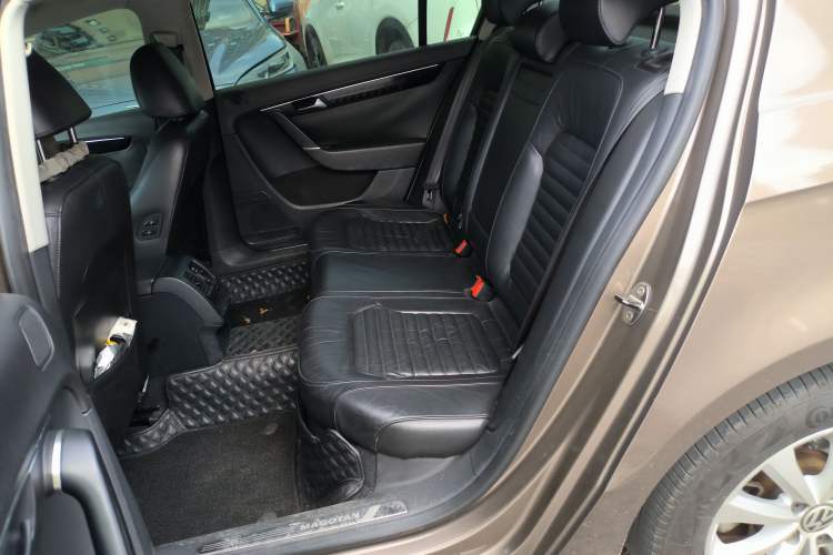 Used Volkswagen Magotan 2013 1.8TSI Luxury Model Left Rear Seat