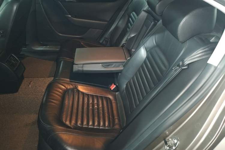 Used Volkswagen Magotan 2013 1.8TSI Luxury Model Left Rear Seat