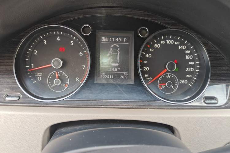 Used Volkswagen Magotan 2013 2.0 TSI Prestige Model Odometer Close Up