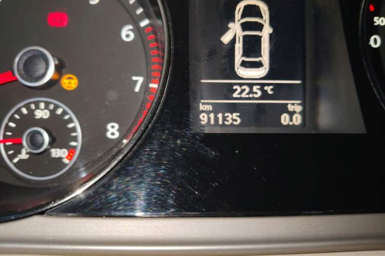 Used Volkswagen Magotan 2013 1.8TSI Premier Model Odometer Close Up