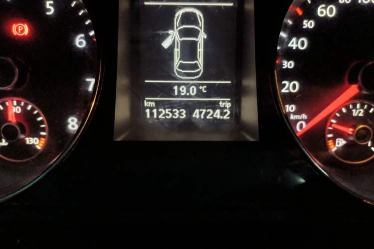 Used Volkswagen Magotan 2013 1.8TSI Luxury Model Odometer Close Up