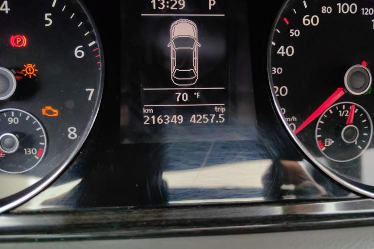 Used Volkswagen Magotan 2013 2.0 TSI Prestige Model Odometer Close Up