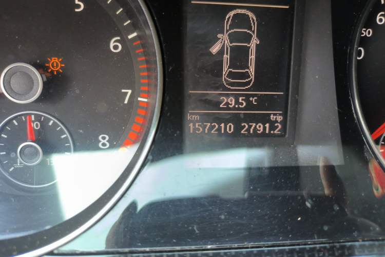Used Volkswagen Magotan 2013 1.8TSI Luxury Model Odometer Close Up