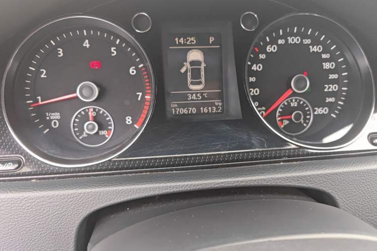 Used Volkswagen Magotan 2013 2.0 TSI Luxury Model Odometer Close Up