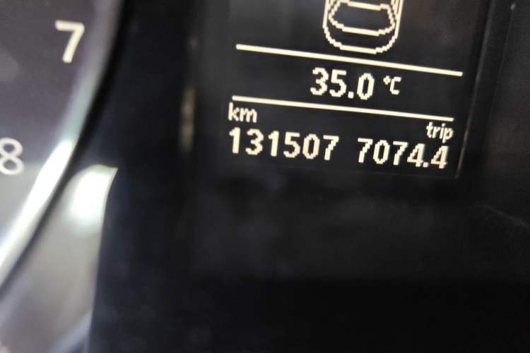 Used Volkswagen Magotan 2013 1.8TSI Luxury Model Odometer Close Up