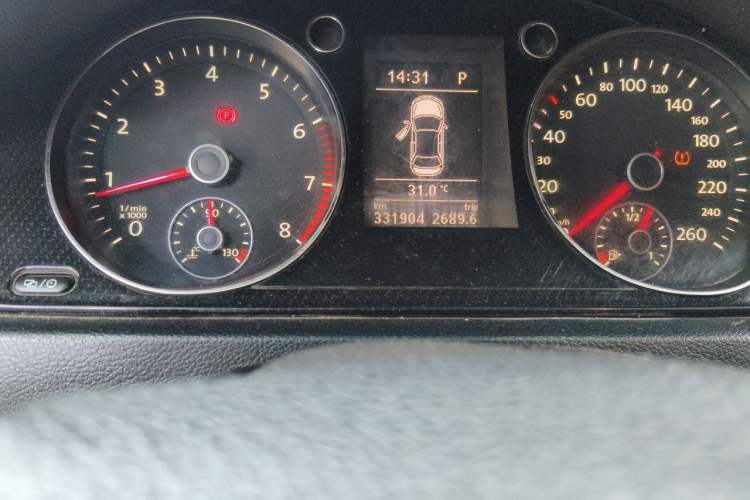 Used Volkswagen Magotan 2013 1.8TSI Luxury Model Odometer Close Up