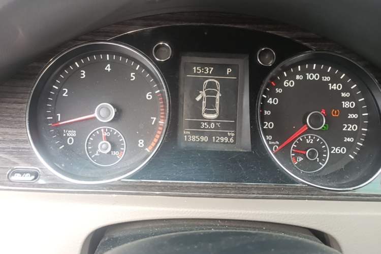 Used Volkswagen Magotan 2013 1.8TSI Prestige Model Odometer Close Up
