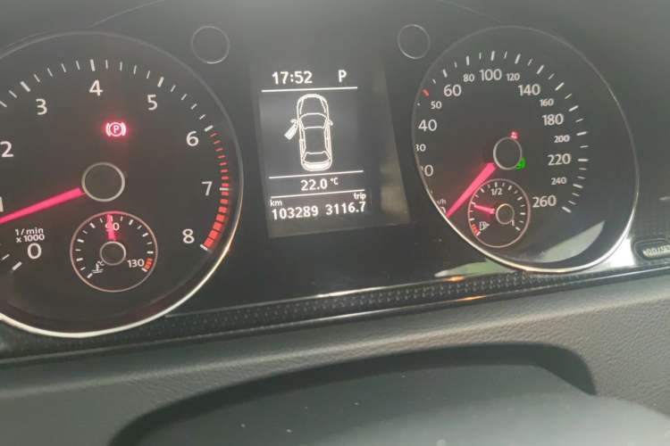 Used Volkswagen Magotan 2013 2.0 TSI Luxury Model Odometer Close Up
