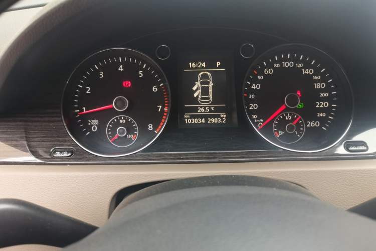 Used Volkswagen Magotan 2013 1.8TSI Prestige Model Odometer Close Up