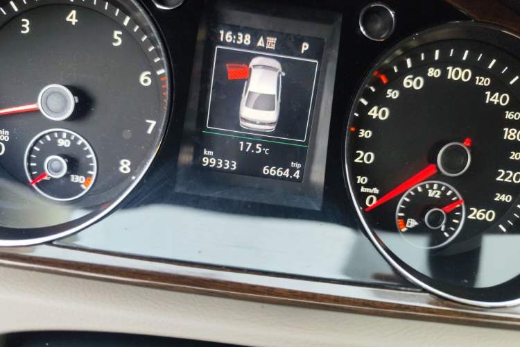 Used Volkswagen Magotan 2013 2.0 TSI Prestige Model Odometer Close Up