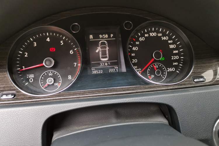 Used Volkswagen Magotan 2013 2.0 TSI Prestige Model Odometer Close Up
