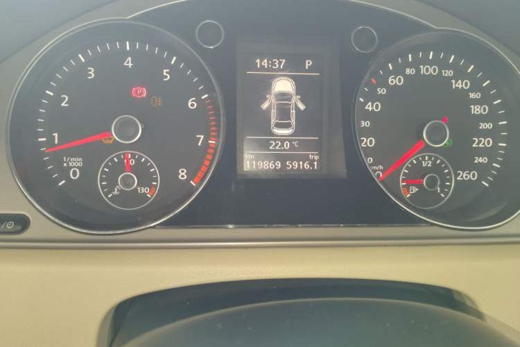 Used Volkswagen Magotan 2013 1.8TSI Premier Model Odometer Close Up
