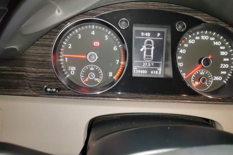 Used Volkswagen Magotan 2013 1.8TSI Prestige Model Odometer Close Up