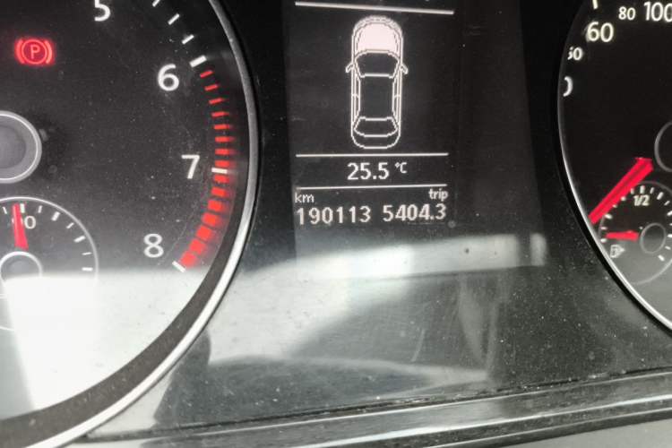 Used Volkswagen Magotan 2013 2.0 TSI Prestige Model Odometer Close Up