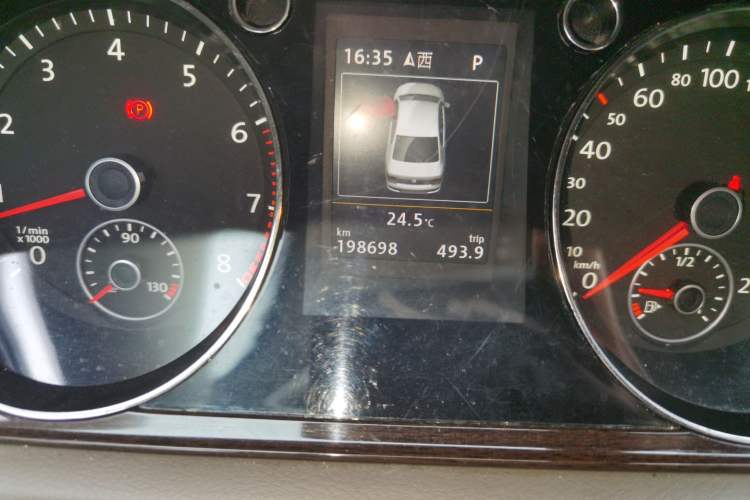 Used Volkswagen Magotan 2013 2.0 TSI Prestige Model Odometer Close Up