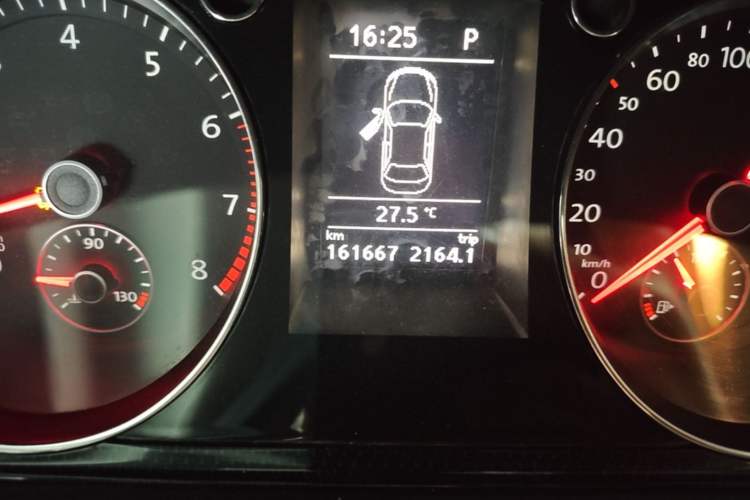 Used Volkswagen Magotan 2013 1.8TSI Luxury Model Odometer Close Up