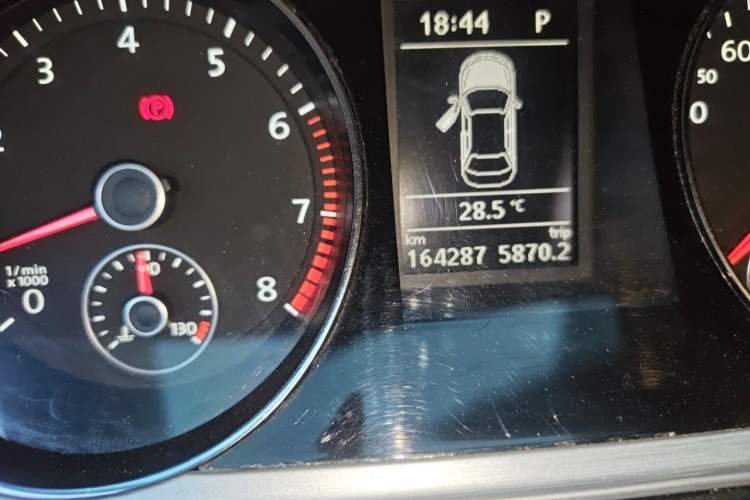 Used Volkswagen Magotan 2013 1.8TSI Premier Model Odometer Close Up