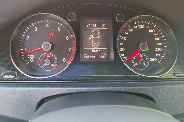 Used Volkswagen Magotan 2013 1.8TSI Luxury Model Odometer Close Up