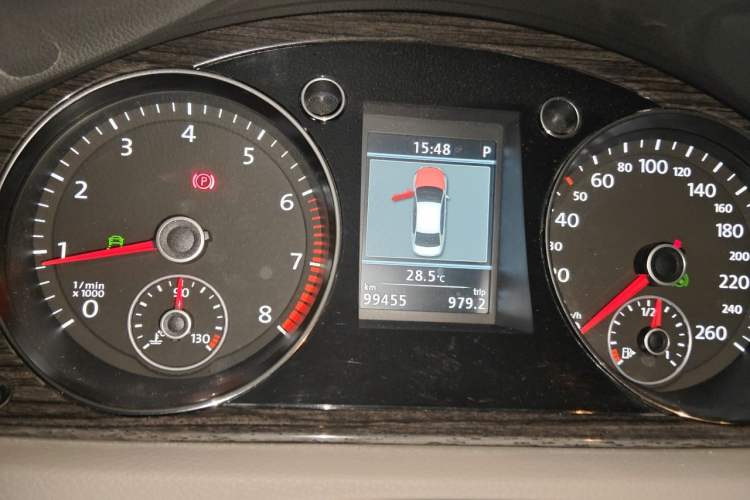 Used Volkswagen Magotan 2013 2.0 TSI Ultimate Model Odometer Close Up