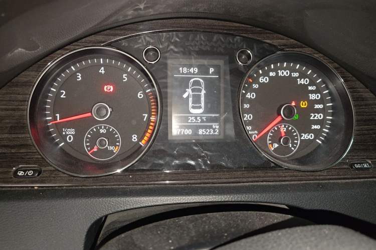 Used Volkswagen Magotan 2013 2.0 TSI Prestige Model Odometer Close Up