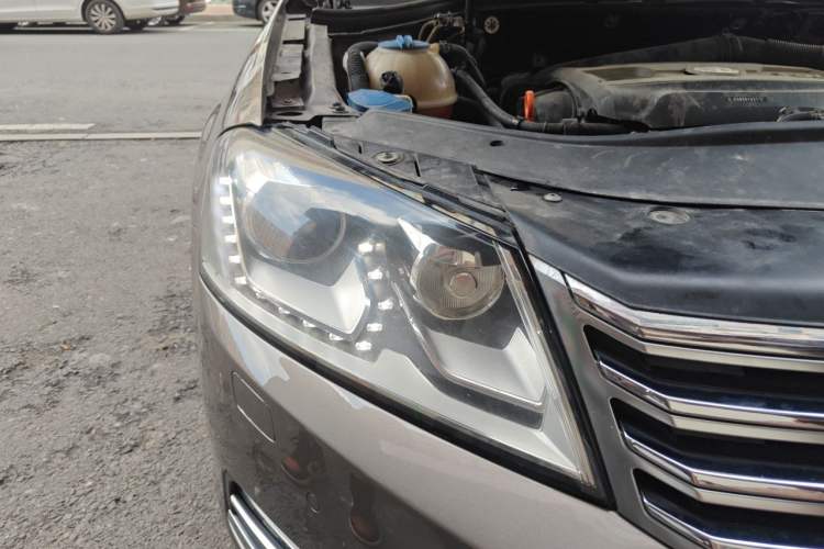 Used Volkswagen Magotan 2013 2.0 TSI Prestige Model Right Front Headlight