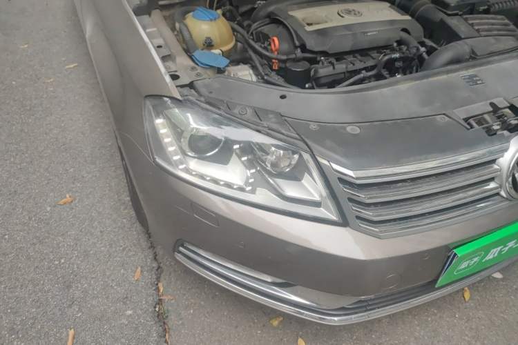 Used Volkswagen Magotan 2013 2.0 TSI Luxury Model Right Front Headlight