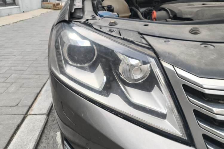 Used Volkswagen Magotan 2013 2.0 TSI Prestige Model Right Front Headlight