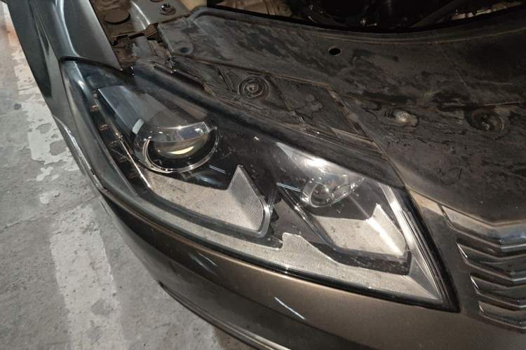 Used Volkswagen Magotan 2013 2.0 TSI Prestige Model Right Front Headlight