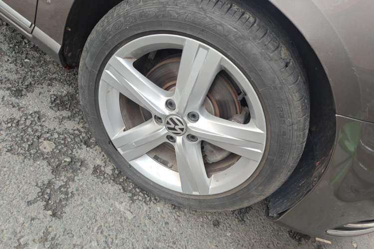 Used Volkswagen Magotan 2013 2.0 TSI Prestige Model Right Front Wheel Hub