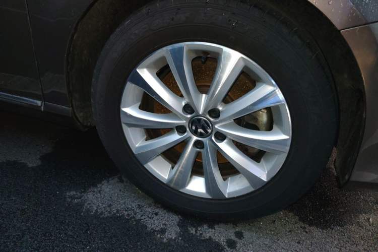 Used Volkswagen Magotan 2013 1.8TSI Premier Model Right Front Wheel Hub