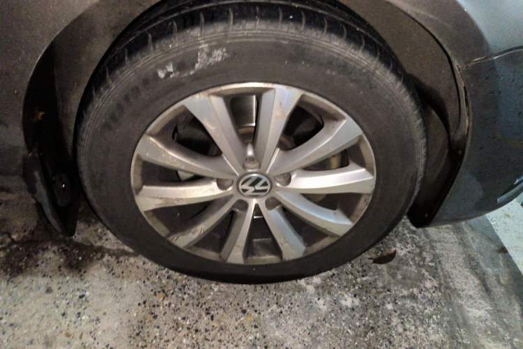 Used Volkswagen Magotan 2013 1.8TSI Luxury Model Right Front Wheel Hub