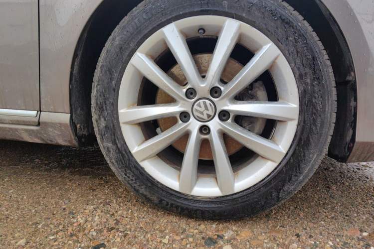 Used Volkswagen Magotan 2013 2.0 TSI Prestige Model Right Front Wheel Hub