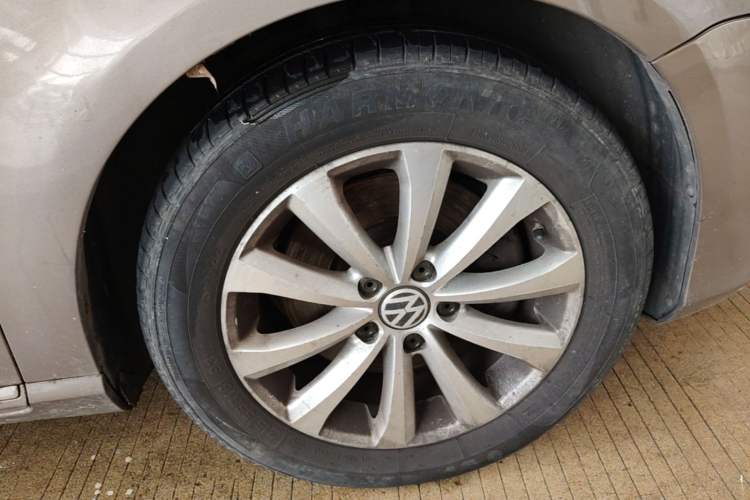 Used Volkswagen Magotan 2013 1.8TSI Premier Model Right Front Wheel Hub
