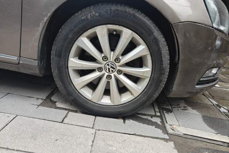 Used Volkswagen Magotan 2013 1.8TSI Premier Model Right Front Wheel Hub