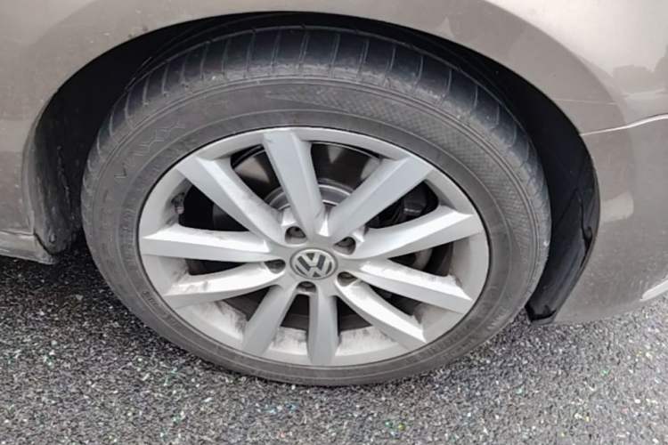 Used Volkswagen Magotan 2013 2.0 TSI Prestige Model Right Front Wheel Hub