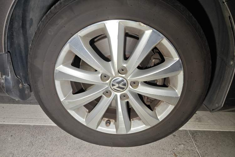 Used Volkswagen Magotan 2013 1.8TSI Premier Model Right Front Wheel Hub