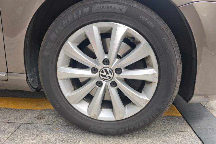 Used Volkswagen Magotan 2013 1.8TSI Premier Model Right Front Wheel Hub