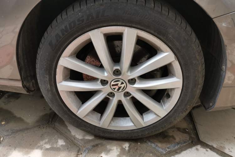 Used Volkswagen Magotan 2013 2.0 TSI Prestige Model Right Front Wheel Hub