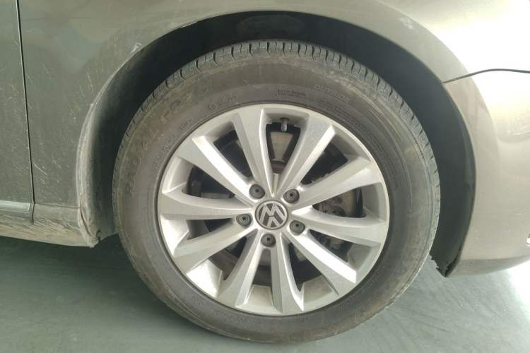 Used Volkswagen Magotan 2013 1.8TSI Premier Model Right Front Wheel Hub