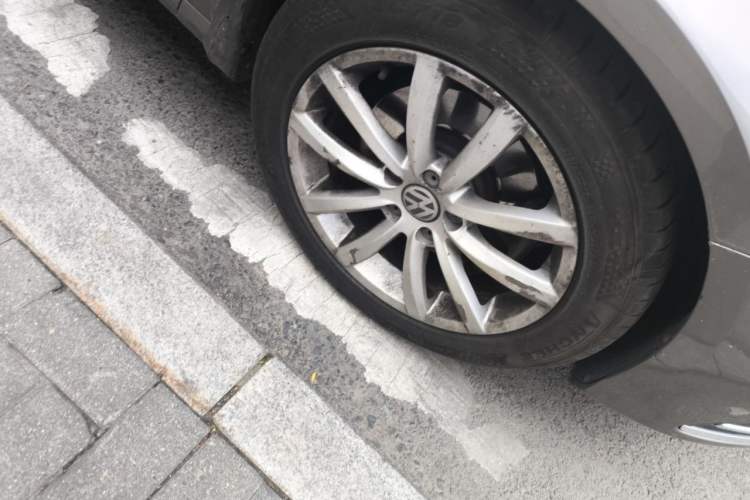 Used Volkswagen Magotan 2013 2.0 TSI Prestige Model Right Front Wheel Hub