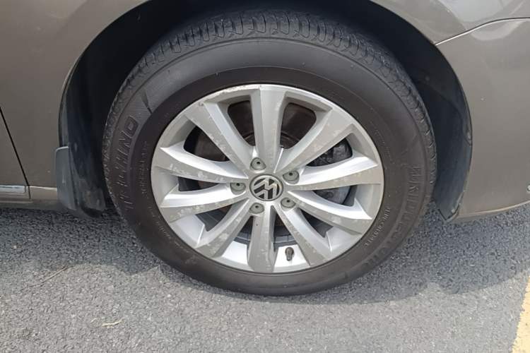 Used Volkswagen Magotan 2013 1.8TSI Premier Model Right Front Wheel Hub