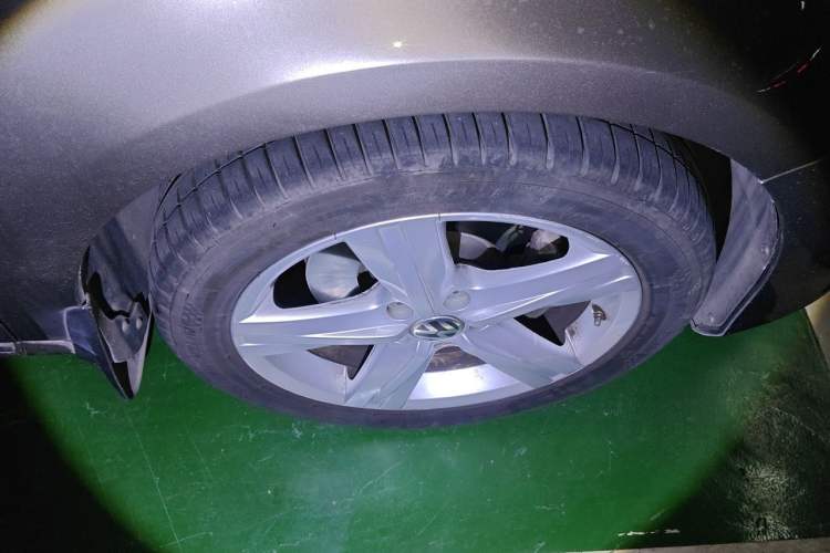 Used Volkswagen Magotan 2013 2.0 TSI Ultimate Model Right Front Wheel Hub