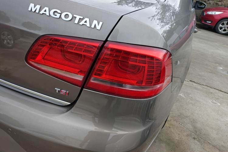 Used Volkswagen Magotan 2013 1.8TSI Luxury Model Right Rear Taillight