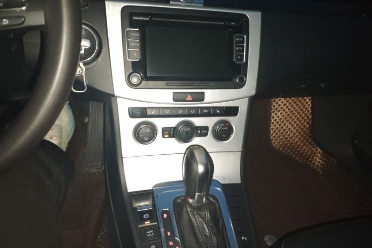 Used Volkswagen Magotan 2015 Facelift 1.8TSI Luxury Model Audio And AC Panel
